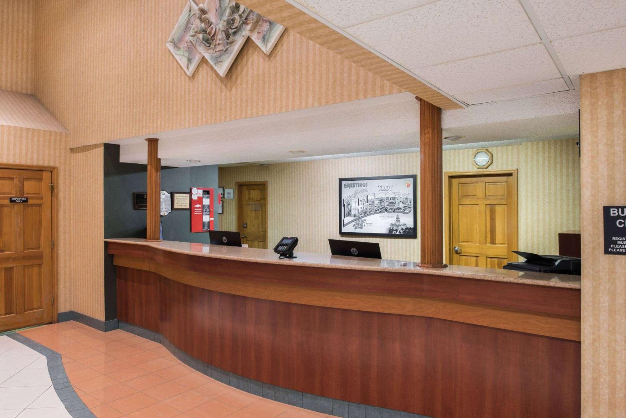 Super 8 By Wyndham Troy Il/St. Louis Area Hotel Eksteriør billede